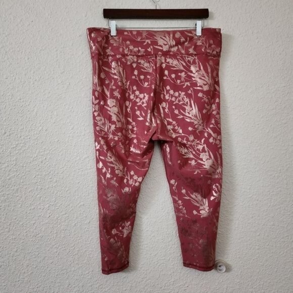 Fabletics Define Powerhold Mid-Rise Capris in Terracotta Winding Vine Size 1X - Picture 6 of 7